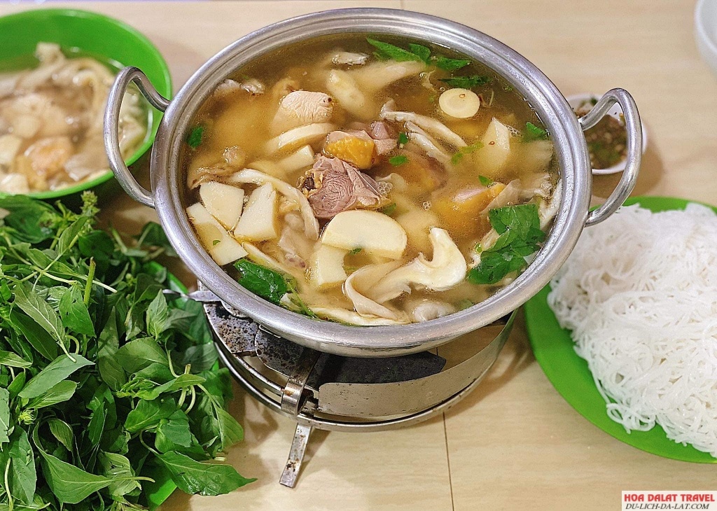 Lẩu gà lá é là món đặc sản của quán Tao Ngộ