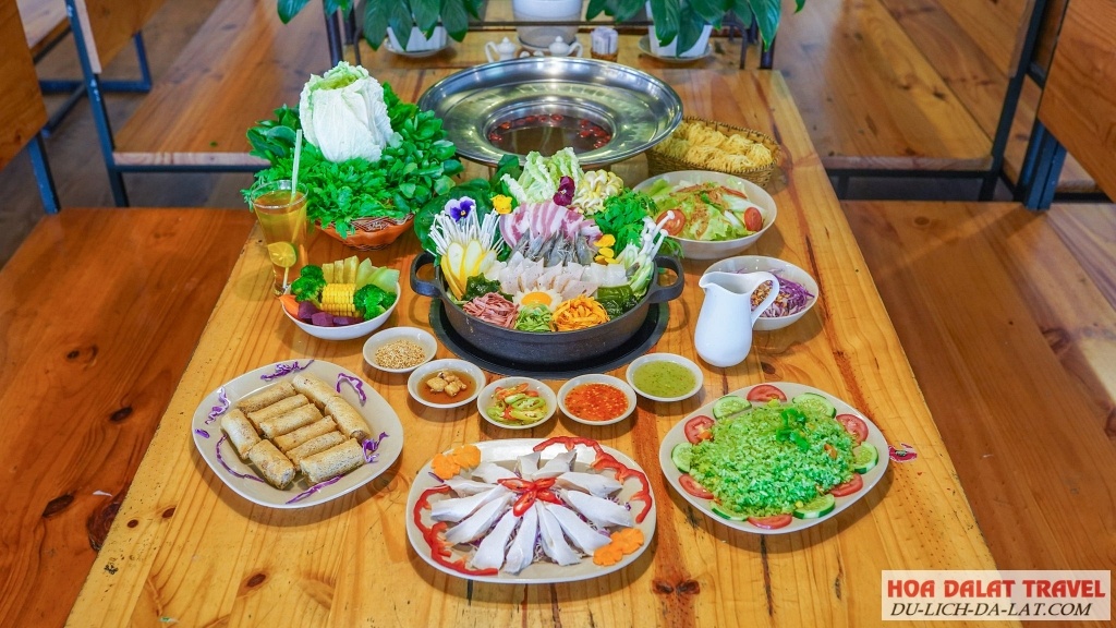 Lẩu rau Leguda nóng hổi, thanh mát, món ăn kèm đa dạng, phong phú