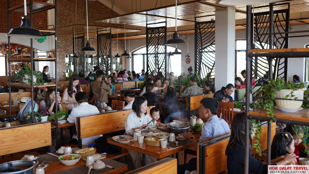 Léguda là nơi thưởng thức các món rau sạch Đà Lạt trong không gian rộng rãi, thoáng mát và view đẹp