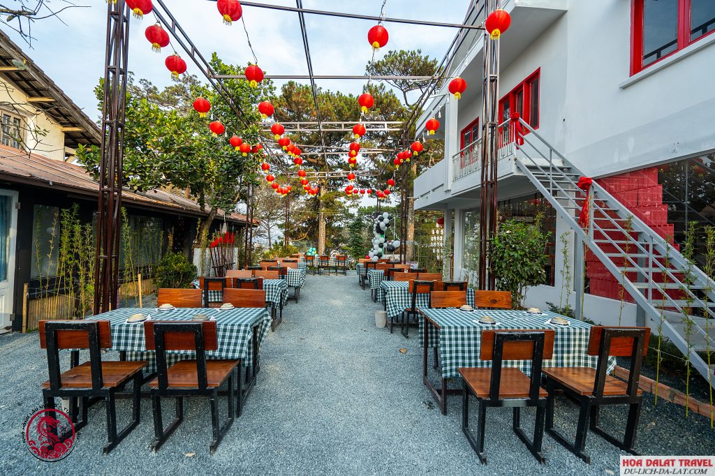 Không gian bên ngoài nhà hàng Đà Lạt MER rộng rãi, thoáng đãng