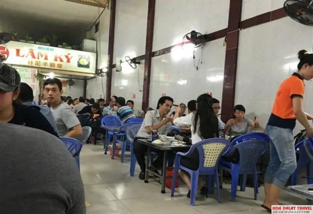 Quán Lẩu dê quán Lâm Ký có không gian thoải mái