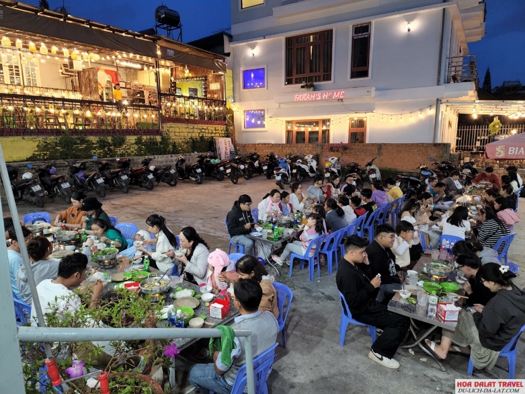 Quán Lẩu gà lá é Tao Ngộ với không gian ngoài trời thoáng đãng