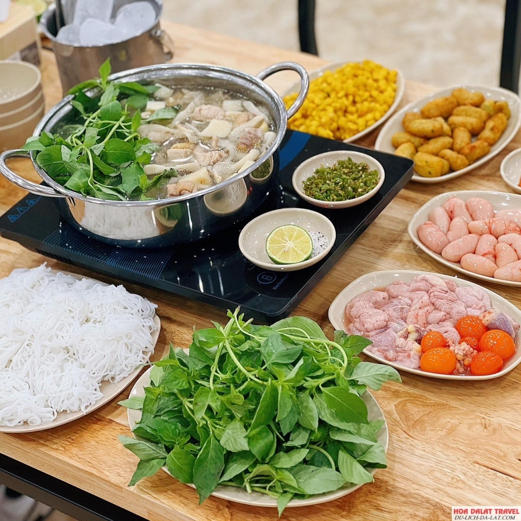 Lẩu gà Tao Ngộ thơm ngon, đậm đà, lá é tươi, gà ta dai ngon