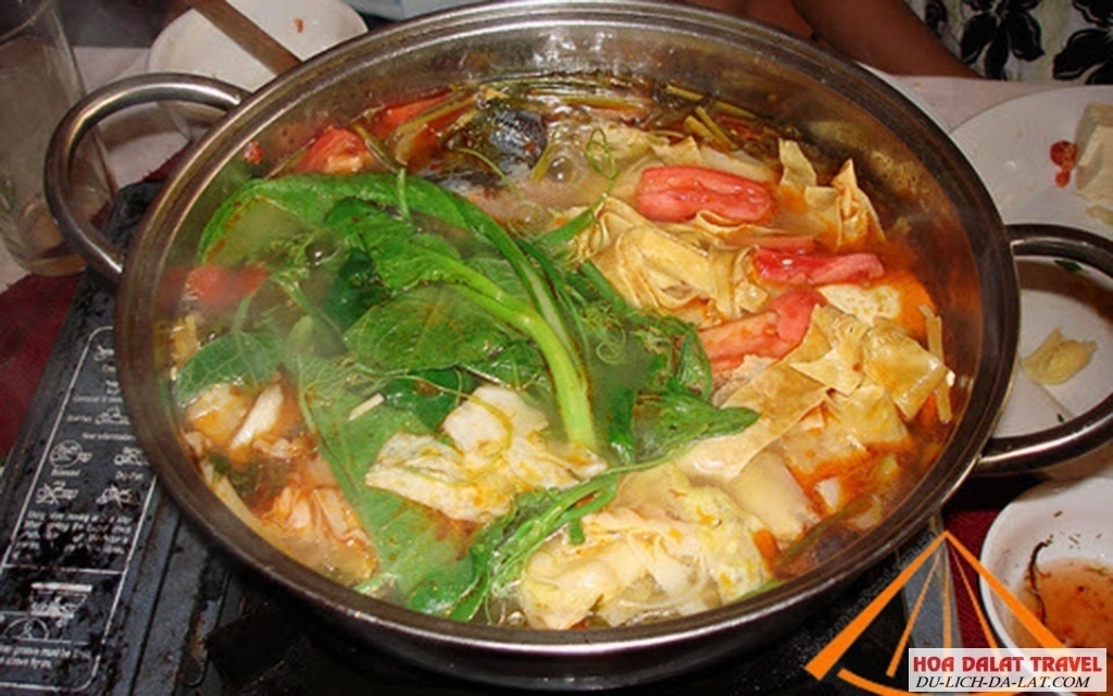 Nồi lẩu dê ở quán Lâm Ký đầy đủ thịt dê và rau ăn kèm tươi mới