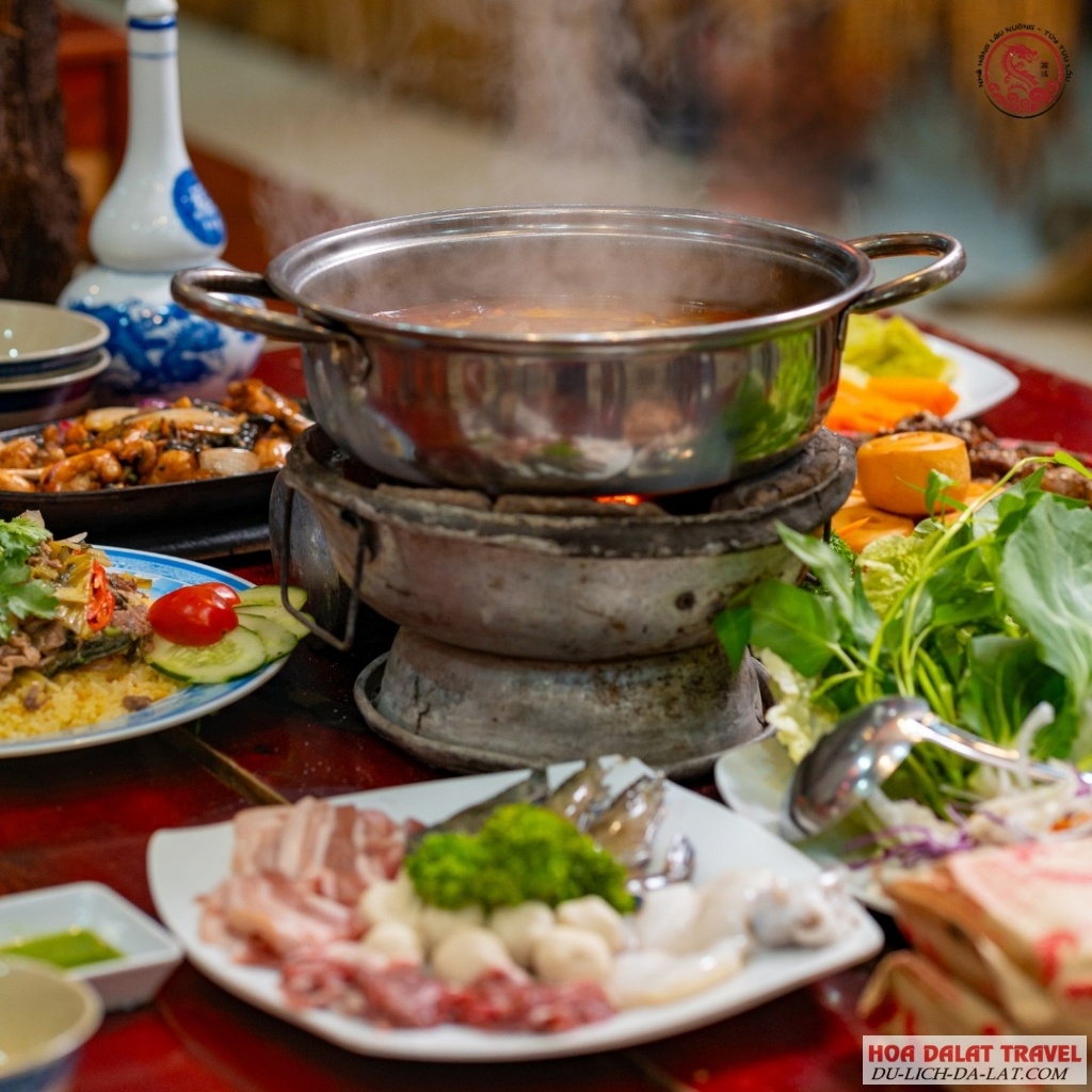 Nồi lẩu rau bốc khói cùng thịt, rau ăn kèm đẩy đủ ở Túy Tửu Lầu