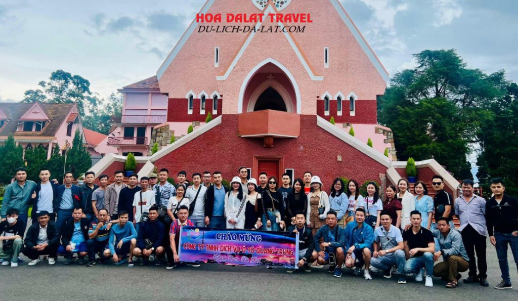 du khách đi tour Đà Lạt 2 ngày 1 đêm tham quan nhà thờ domaine de marie