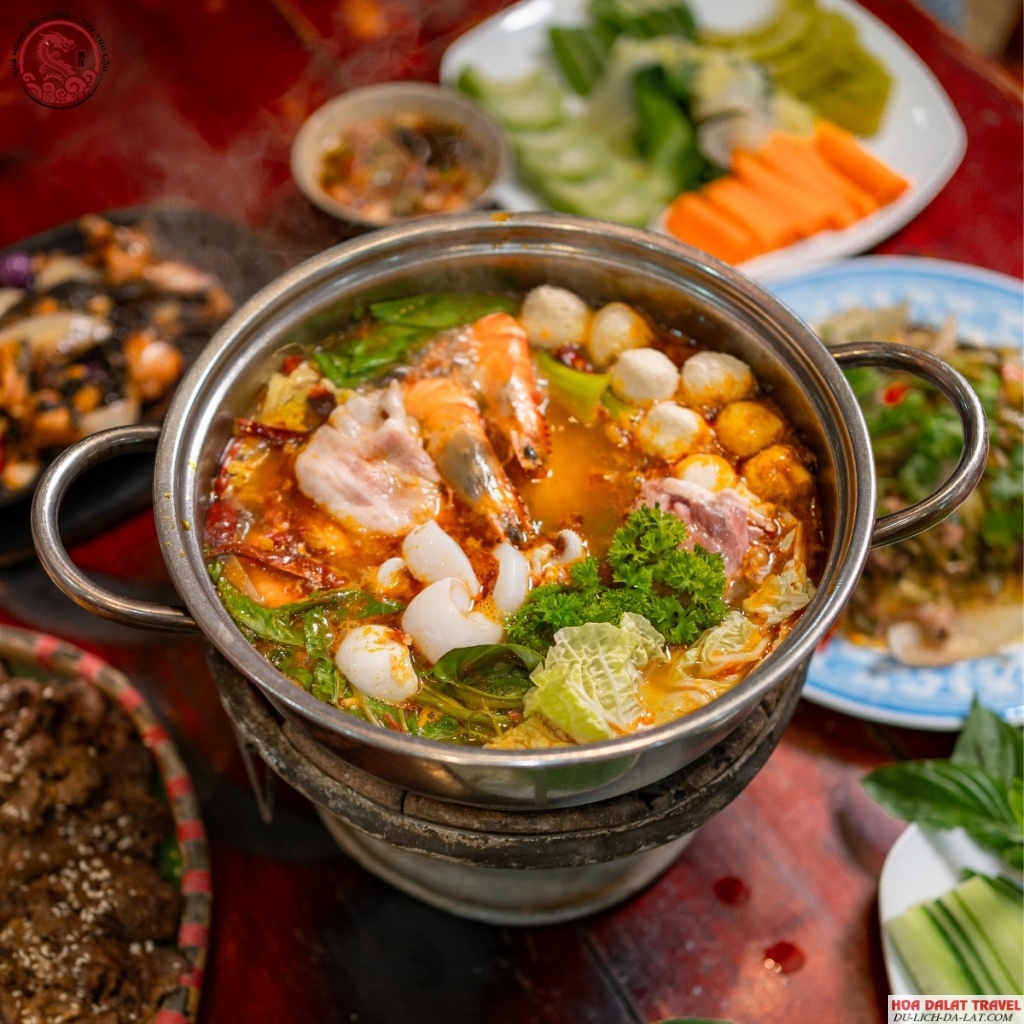 Món lẩu ngon đầy topping tại Túy Tủu Lầu
