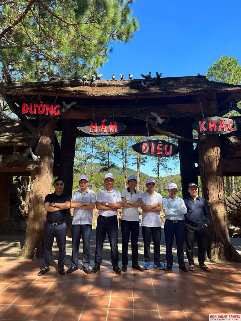 Khách đoàn tham gia tour Đà Lạt do Hoa Dalat Travel tổ chức