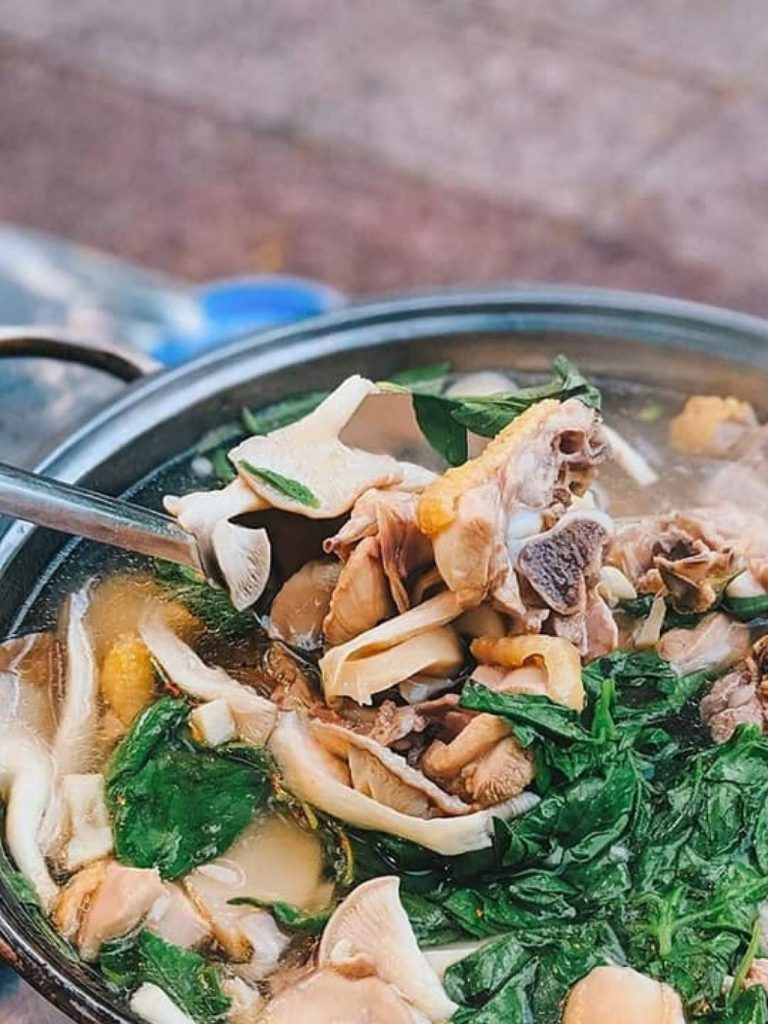 Lẩu gà đầy ụ ngon ăn cùng lá é tại quán Tao Ngộ 28B Hải Thượng