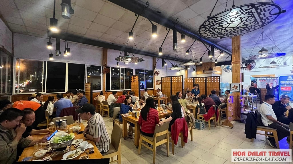 Nhà hàng hải sản Bích Câu có không gian thoáng đãng, trang trí đậm chất biển cả