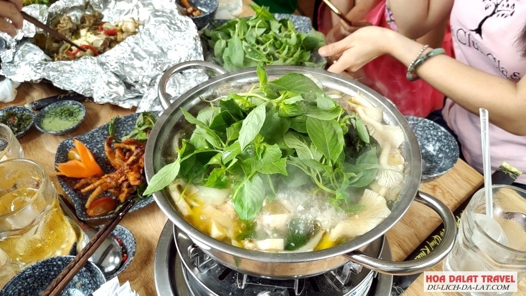 Đặc trưng của món lẩu gà lá é Đà Lạt là một món ăn ngon, bổ dưỡng