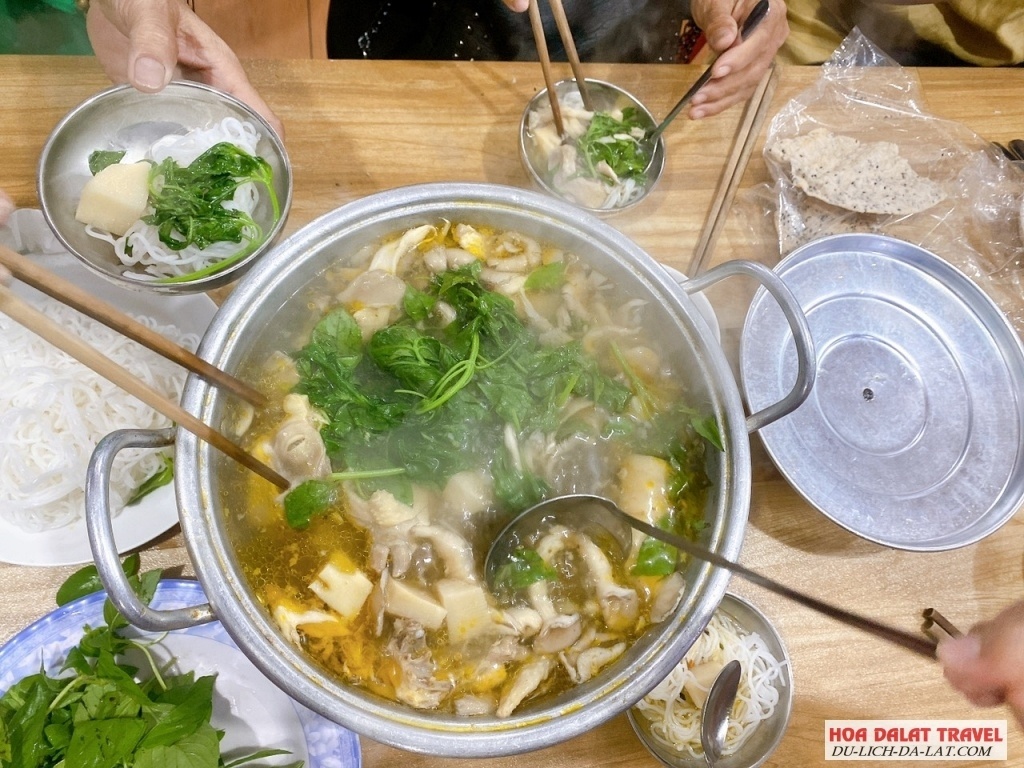 Lẩu Gà Lá É 668 với gà ta thả vườn dai ngon, nước lẩu thanh ngọt và hương thơm nồng của lá é