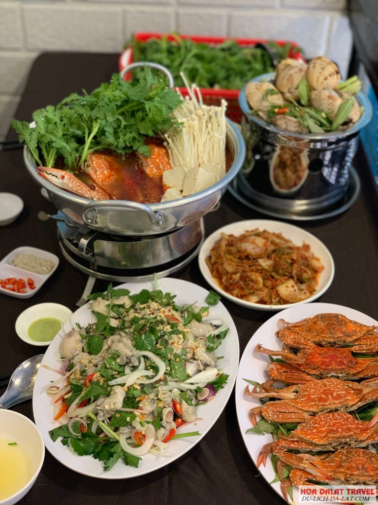 Món lẩu ghẹ chắc thịt, nấm kim châm, đậu hũ và rau tần ô...
