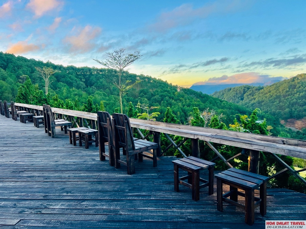 Không gian bên ngoài Dốc Thị với view rừng núi đã mắt