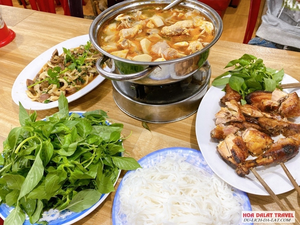 Lẩu gà lá é và gà nướng lu là món ngon đáng thử tại quán 668