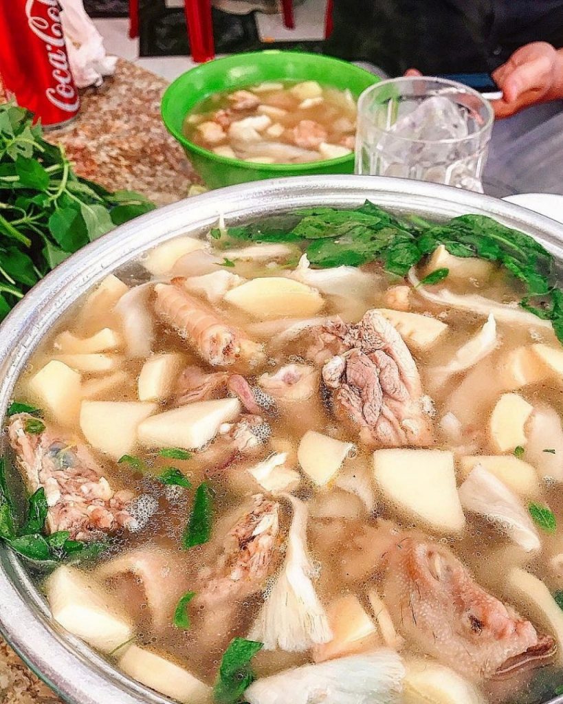 Món lẩu gà lá é Hạnh với đầy ụ thịt gà dai ngon