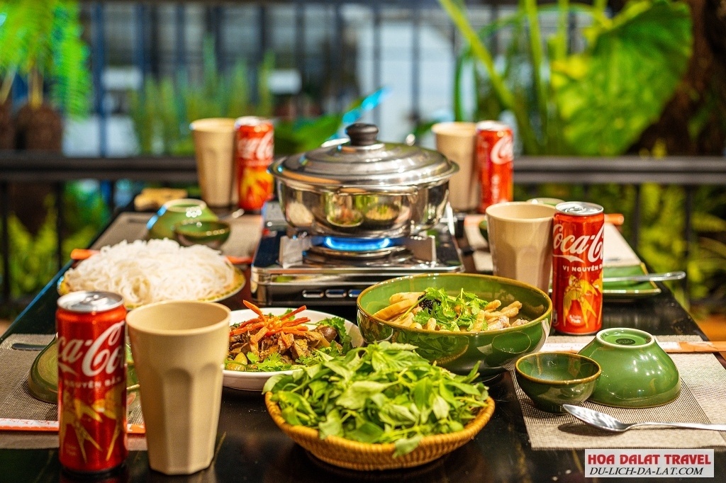 Lẩu Gà Lá É Ò Ó O Đà Lạt