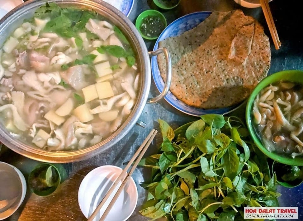 Phần lẩu gà lá é tại quán Thúy Hiếu ngon được ăn cùng lá é và bánh đa giòn