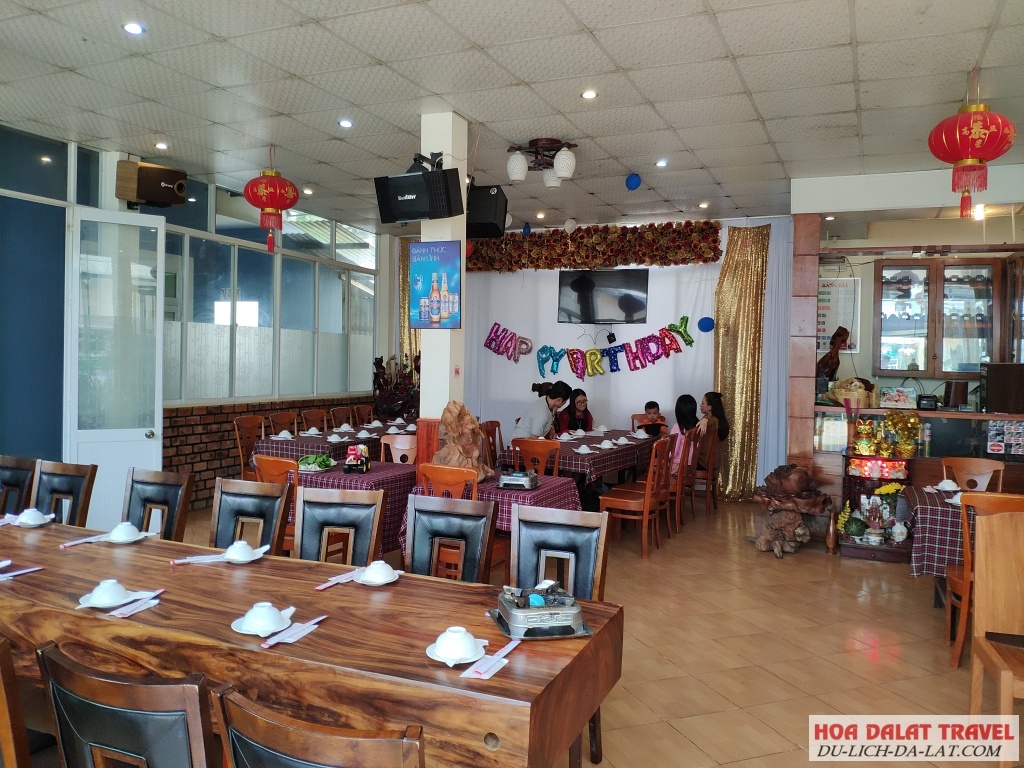 Quán ăn 65 với không gian thoáng đãng, phong cách hiện đại xen lẫn chút cổ điển