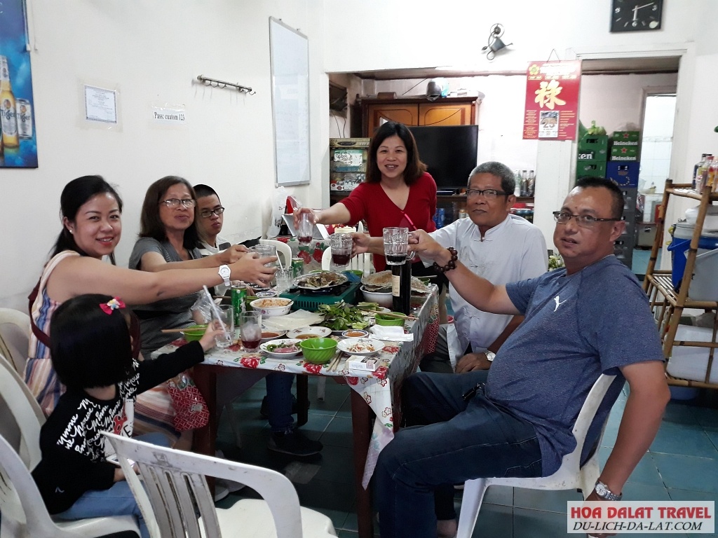 Quán Sông Hồng ấm cúng và thoải mái, thích hợp cho việc thưởng thức hải sản cùng gia đình và bạn bè