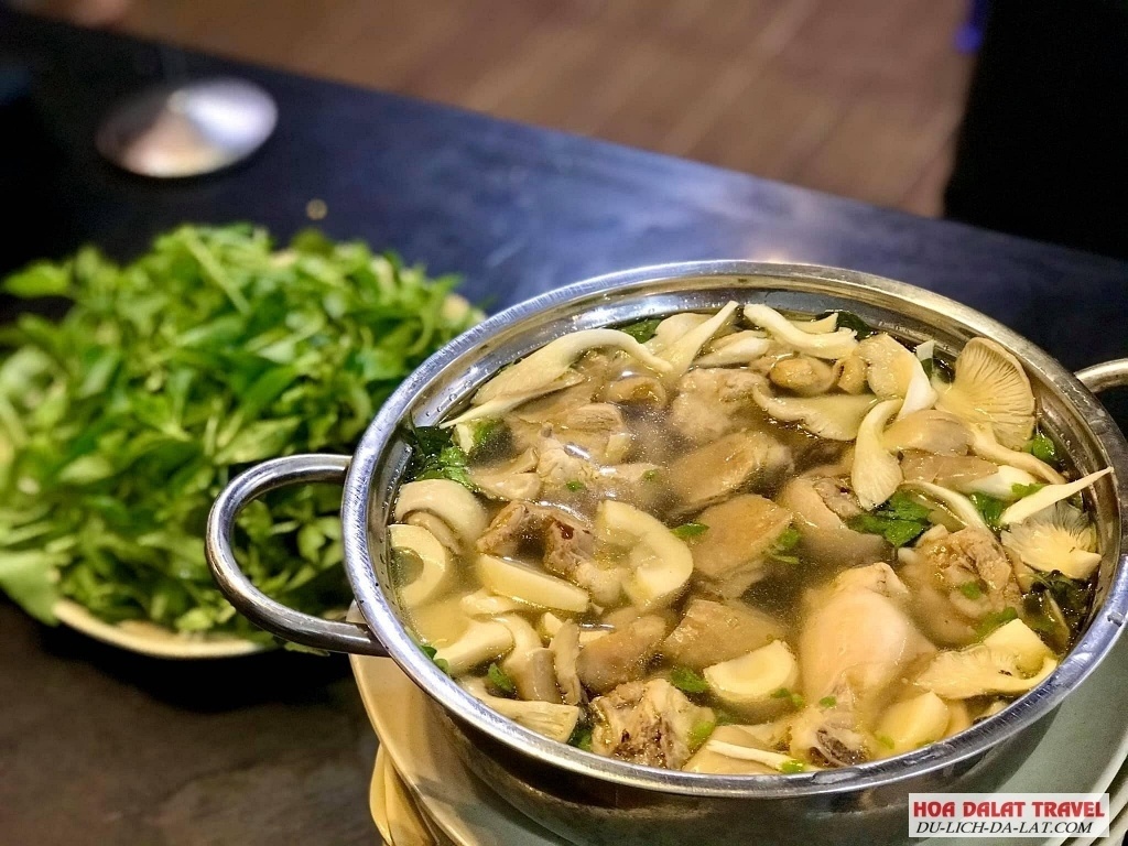 Món lẩu gà lá é Tao Ngộ với hương vị ngọt thanh, thịt gà mềm và nước lẩu thơm ngon