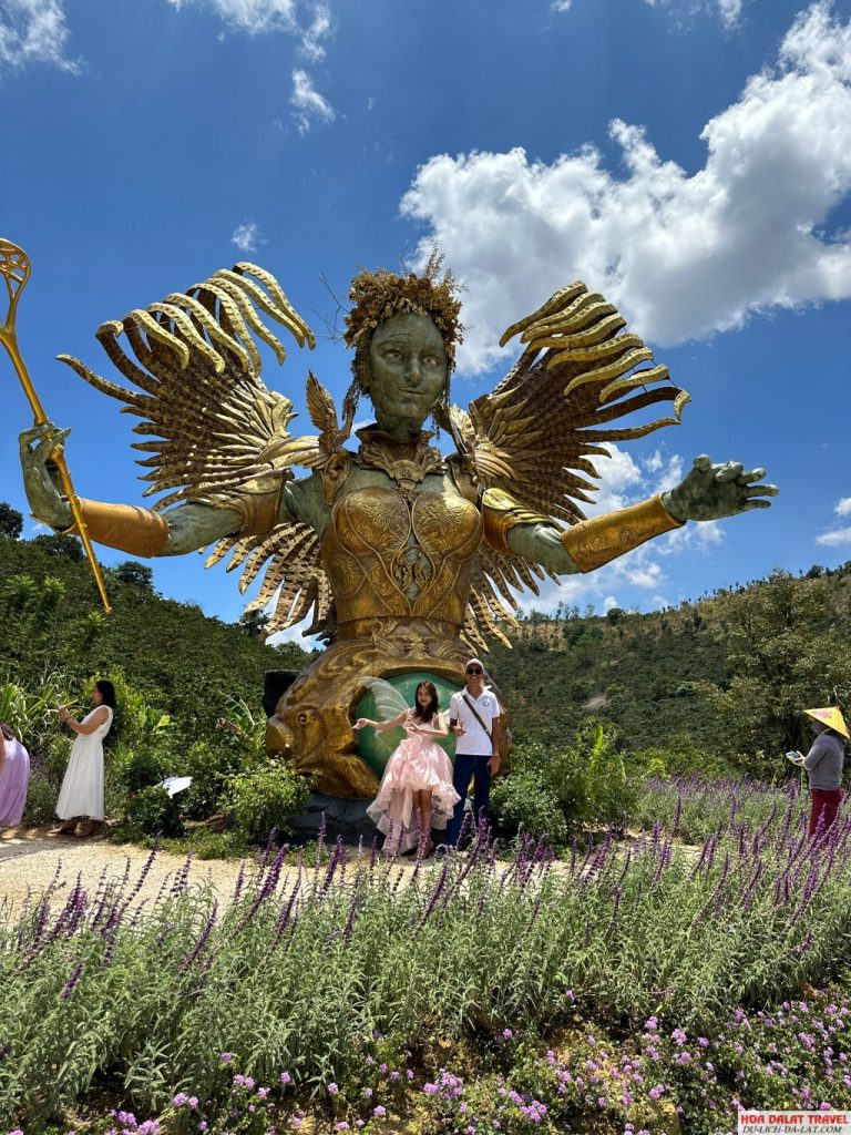 Thần Tình Yêu mang đến may mắn trong tình yêu cho mọi người