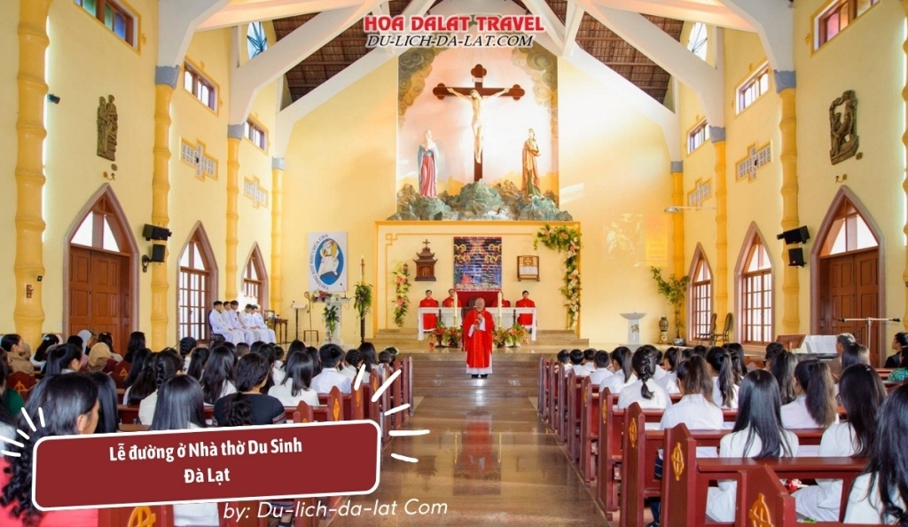 Bên trong nhà thờ Du Sinh Đà Lạt