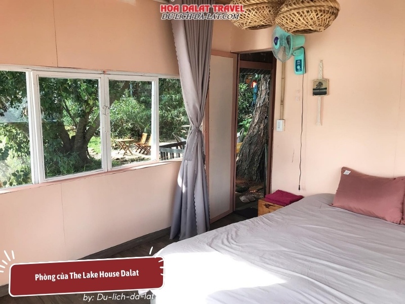 Phòng The Lake House được trang trí ấm cúng và đầy đủ tiện nghi
